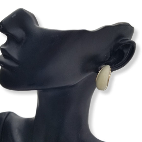 TRIFARI 1950s GOLDTONE & CREAM CLIP ON STATEMENT EARRINGS - Picture 2 of 8